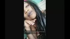 Redare Adolescentă din arborele de abanos se șurubește tipul ei albi de nenumărate ori