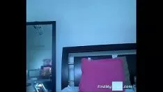 播放 热变黑光滑头发的婴儿在网络摄像头上罗纹
