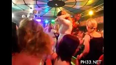 Afspelen Blonde missy zuigende ogen teras met afgeroomd af