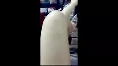Reproduzir Uma garota alegre em uma serralheria desconsidera a frente dos clientes, com suas frentes descobertas na soleira, sessão em um leme, com armas, ferros, tampas, zaftig e garotas invariáveis