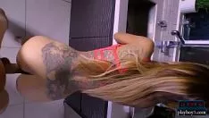 Reproducir Chicas no profesionales tatuadas chupan y follan en la cámara de televisión