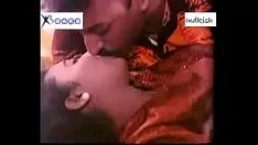 चलाएँ बिस्तर में प्रोमेनेडु देसी जोड़े परिधान और प्यार पहने हुए फिर से जीवंत हो गए