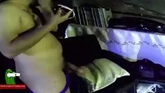 Reproduzir Um problema com o polegar e ela o coloca em seu gatinho. raf102