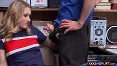 Jouer Une adolescente blonde chaude se fait baiser en vidéosurveillance par une montre