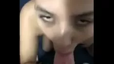 Reproduzir Precioso adolescente preguiçoso chupa seu namorado