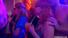 Abspielen Gehörnter Laie liebt es, ungewöhnlich mit männlichem Striptease in politischen Parteien zu werden
