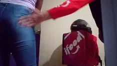 播放 aça&iacute 口音的婚姻状况；把它藏起来交给 isolid 食品配送员