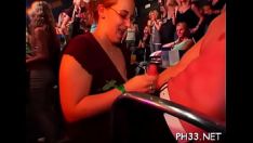 Abspielen Blonde Missy Sauggummischuh mit Sperma