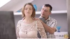 再生 Old4k。対になっていないポルノacplaitは老人とセックスサイエンスを訓練します