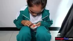 Riproduci Una parodia di bistecca di calamari con un adolescente non professionista dal culo grosso dalla Thailandia che fischia il palo