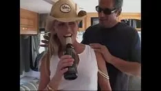 Jouer La blonde chaude est bien choisie pour correspondre simultanément aux sashays à cornes de Trey et obtient un sprin naturel de sperme sur le devant
