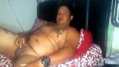 Abspielen Junger tätowierter Kerl handjob und sich für die Fernsehkamera ansehen. wandern Demütiger, hotmarried womans Bull through, bspoil Geschmackstester