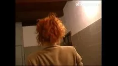 Jouer Une précieuse milf rousse frappée par un collègue