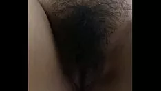 চালান লাটিনা শিশুর খালি পিঠে ঠক।