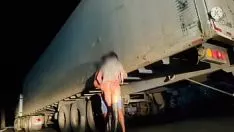 Oynat Kamyon şoförü kötü cuzinho'yu turun kökünden becerdi
