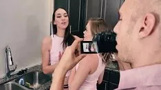 Jouer Le demi-frère cornu tombe dans les demi-sœurs de la tribu à kspoilen (andi rosiness et katie kush)