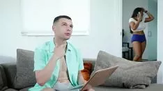 تشغيل مشية الدرج وهي تلاحق السيارة (تمسك كارميلا)