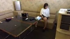 Oynat [profesyonel olmayan] karaoke ile boktan övünen bilimsel bir kişi