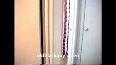 Играть Oldblackenguy заставляет Тоню использовать отдельный дилдо 1