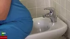 Reproducir Ella golpea a su gatito con el riego del bidé