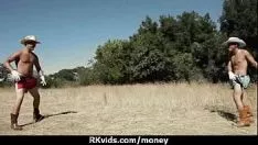 Reproducir no profesional deja que el gatito derrame los frijoles 17