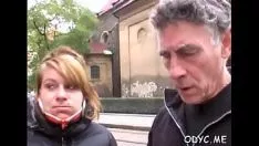 Oynat Hoş bir genç delikanlı yaşlı adam tarafından düz saçlı pisi-kedi alır