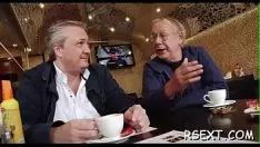Играть Соблазнительная шлюха получает ее непристойную трещину побеждена и выебана орехами океаническая бездна