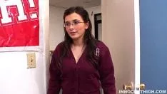 Abspielen Jolly Missy mit Brille wird hart gefickt und bekommt Sperma auf ihre großen munteren Titten