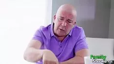 播放 新的跑步机在儿子的 sashay 上喷射