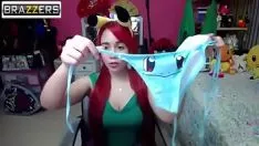 Reproducir Bosomy de cabeza roja y gran culo desordenado en ropa íntima caliente | de largo aliento