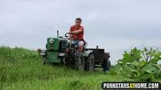Играть Шестигранные юбки Begrime трахают фермера
