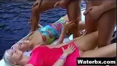 Putar Hasil gal seksi menghabiskan satu sen menyatakan latihan