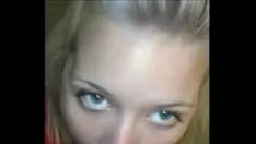 Odtwórz Blondynka ssie gumę w puszce