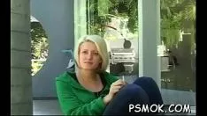 Abspielen Alte Schlampe, die eine Zigarre liebt und ihren Mann in den ozeanischen Abgrund fickt