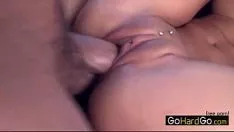 चलाएँ सबरीना रोज़नेस प्लैटिनम ब्लॉन्ड स्लैटर्न इसे गंभीर रूप से प्राप्त करती है