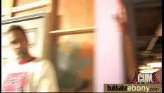 تشغيل الجنس bukkake العنصري مع علامة النجمة الإباحية السوداء 9