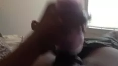 Oynat Bir oyuncak ile esmer ergen el işi