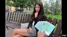 تشغيل جاءت سيدة أعمال ساذجة إلى فريق التمثيل ومارس الجنس معها بشدة من أجل المال