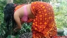 تشغيل الجنس في الهواء الطلق من قبل زوجة القرية في صديقها