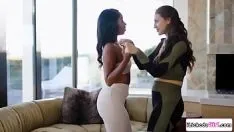 播放 乌木女同性恋与大奶女友和亚洲闺蜜三人组