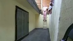 Oynat Porno sinemasının 1. günü tamamen traş oldu: duş almak, terasta çıplak olmak, gezinmek, merdivenlerde çıplak bir yabancıyla tanışmak. teşhirci tobi00815 (036)