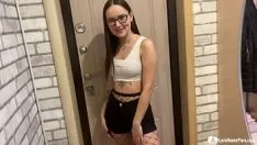 Oynat İnek hatun horoz memnun etme becerilerini sergiliyor