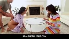 Afspelen Realfleshlight - sommige kaarten en sommige gratis te gebruiken met tienerstiefdochter