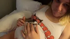 Odtwórz Spuściłem się do mojej 9-miesięcznej ciężarnej żony po tym, jak powiedziała mi, że zrobiła facetowi z hooters bj w męskiej łazience