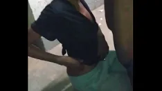Oynat Siyah kel bir vuruş için biraz kafaya sahip