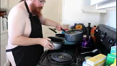 Abspielen Sexy kochzeit mit mr. cellophane, kochendem eierlikör und heißer schokolade.
