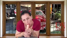 Reproduzir Uma senhora bonita de vestido vermelho chupa e fode um grande vibrador. footjob, titjob, boquete.2
