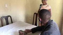 Reproducir Profesora de ébano obtiene un coño lleno de la gran polla negra de su alumno