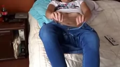 Reproducir Madrastra no puede resistir más: se masturba y hace que su hijastro se una