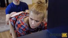 Jouer Coincé dans une situation délicate : l'aventure anale 4K d'une adolescente désespérée